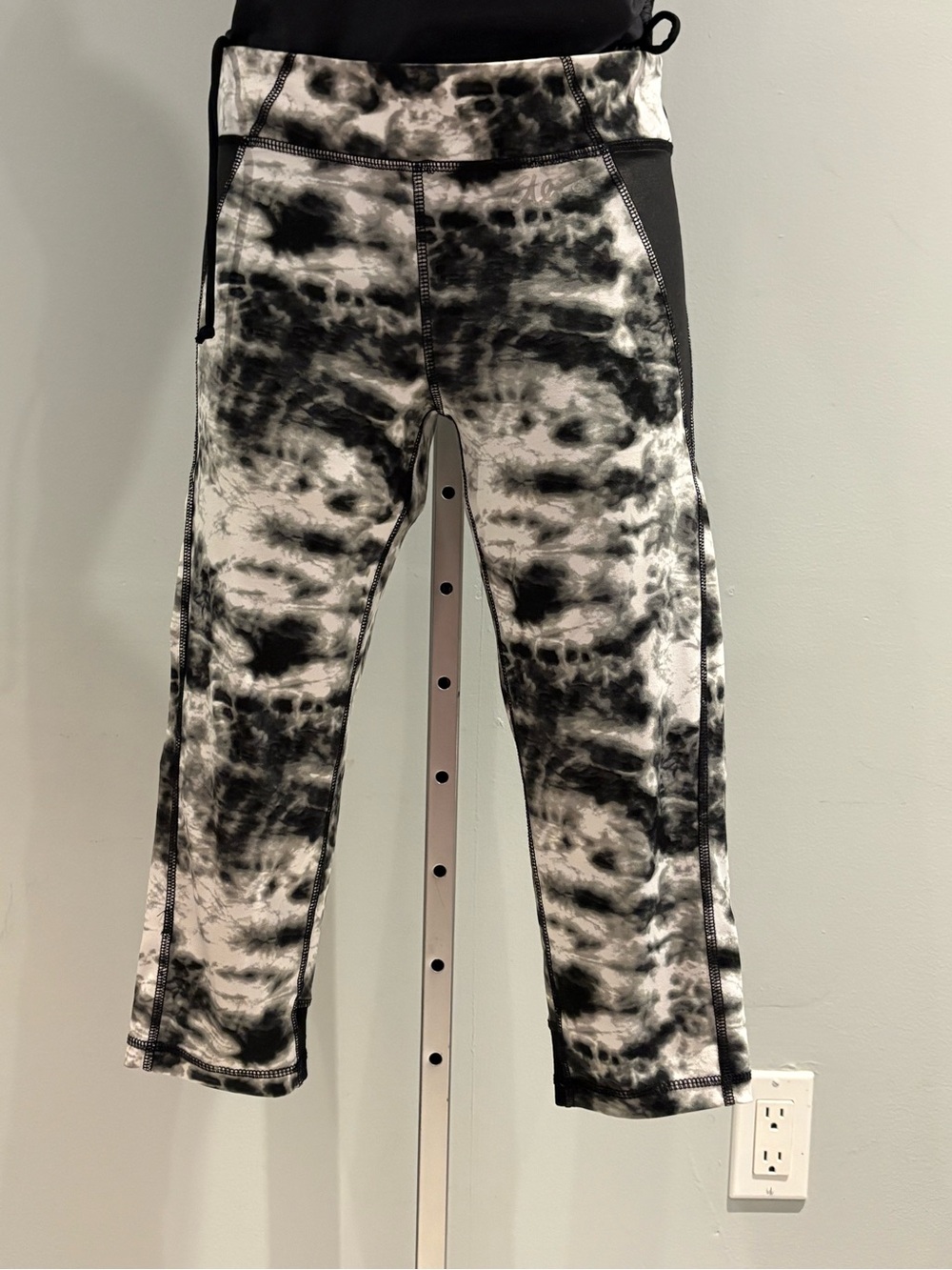 Women’s Tie-Dye Black & White Capris Size L
